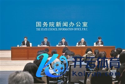 昨日，四部门慎重东说念主先容加大助企帮扶力度磋商情况并答记者问 供图/新华社